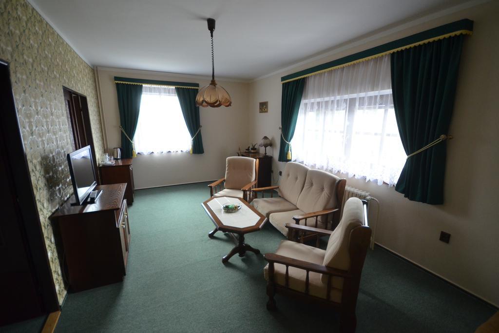 Villa Zerotin Penzion Bed & Breakfast Velke Losiny Bagian luar foto